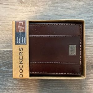 New Dockers Traveler Wallet